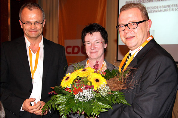 Die Kreisvorsitzende der CDU Oberspreewald-Lausitz, Frau Roswitha Schier, MdL,  und der desig. Landesvorsitzende Prof. Dr. Michael Schierack, MdL gratulierten Michael Stübgen, MdB zur erfolgreichen Nominierung